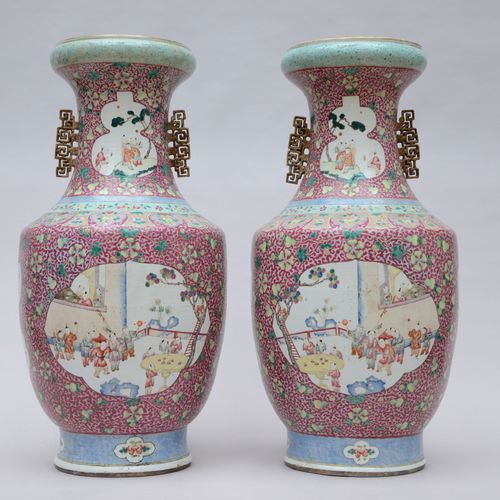 Null Une paire de grands vases en porcelaine de Chine famille rose 'enfants joua&hellip;