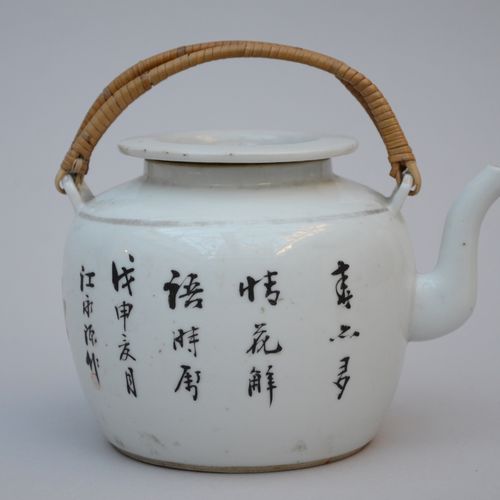 Null Une théière en porcelaine de Chine 'décor avec oiseau', signée (h12cm)
