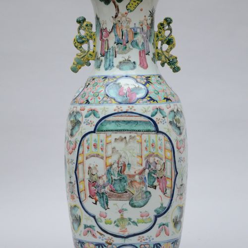 Null Un vase en porcelaine de Chine famille rose aux anses jaunes (h60cm) (*)