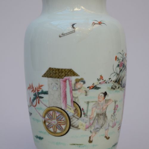 Null Vase en porcelaine de Chine famille rose 'voyageurs', époque République (h2&hellip;