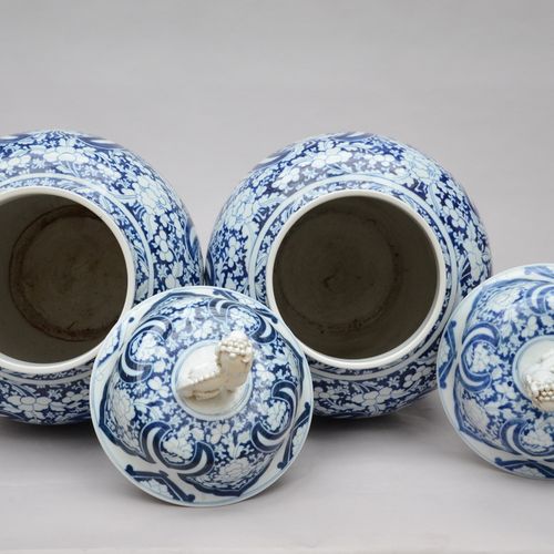 Null Une paire de grandes potiches en porcelaine de Samson blancbleu, France cir&hellip;