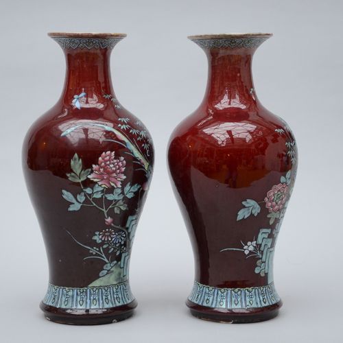 Null Paire de vases en porcelaine de Chine sang de boeuf avec un décor famille r&hellip;