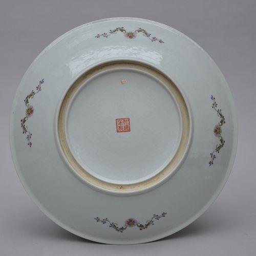 Null Un grand plat en porcelaine de Chine 'phénix' (dia40.5cm)