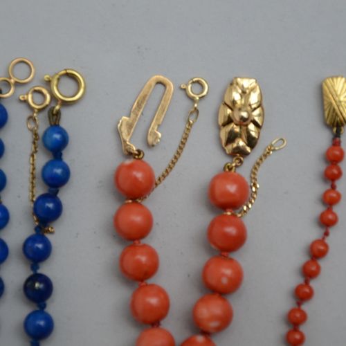 Null Lot : 2 colliers en corail et 1 en lapis lazuli (longeur 58-62cm)