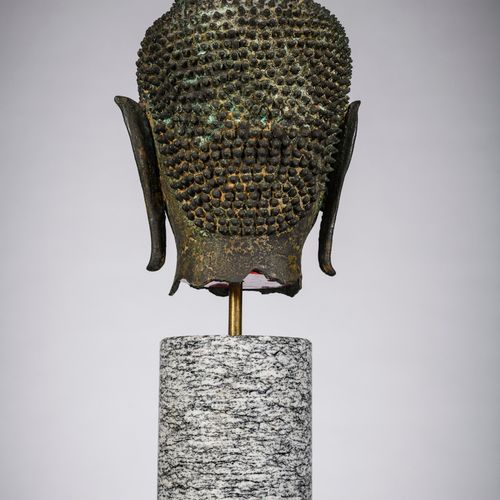 Null Une tête en bronze de 'Bouddha', Thaïlande (h24.50cm)