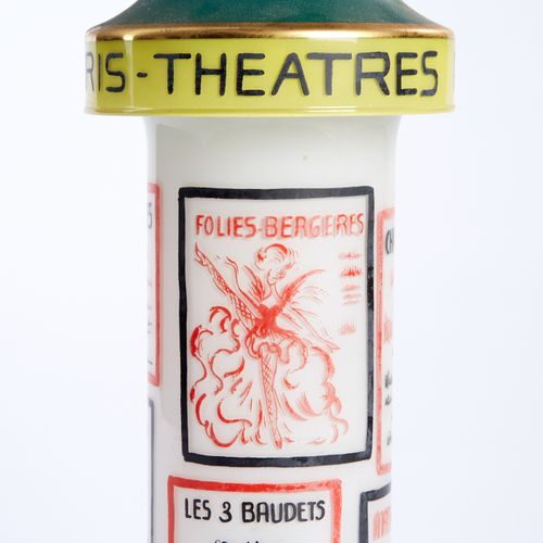Null Lampe "colonne Morris" à affiches Théâtre Paris en verre opalescent.
Vers 1&hellip;