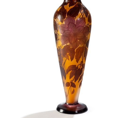 Null 大花瓶与铁线莲装饰，Emile Gallé，南锡，20世纪初，无色玻璃与赭石和橙色的底层，覆盖着深紫色，蚀刻的装饰与铁线莲的花朵和叶子，抛光，墙的下部&hellip;