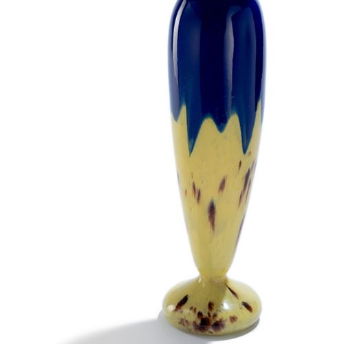 Null 阳台花瓶，Verreries Schneider，Epinay-sur-Seine，约1918-33，无色玻璃，有黄色粉末融合和棕色斑点，上面三分之一&hellip;