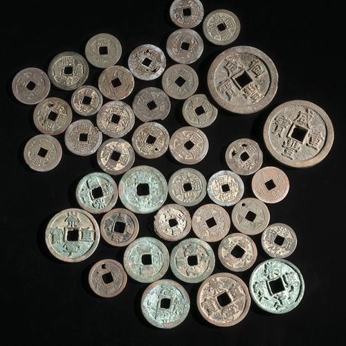 Null 中国，清朝及更早D.2.1 - 4.5厘米铜或铜合金圆形钱币，方形穿孔，铸有清朝或宋朝的统治时代名称。其中有一枚是日本的硬币。总重量：260克。来自商&hellip;
