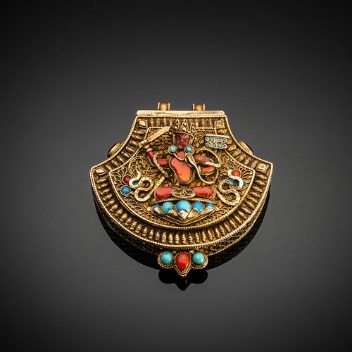 Null Nepal, XX secolo6 x 7 cmIl cofanetto amuleto, modellato e ricoperto, è deco&hellip;