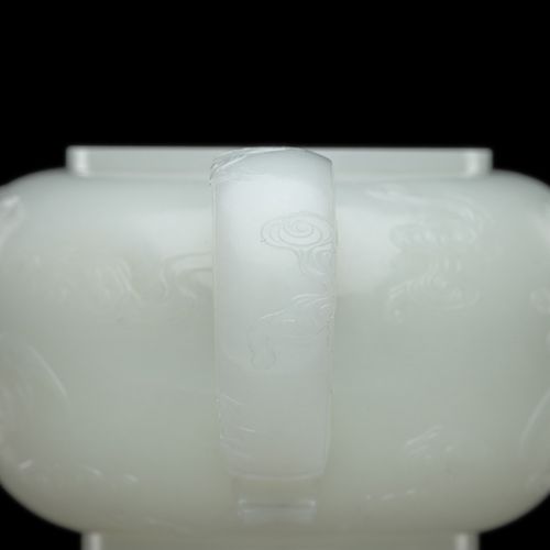 Null 中国，乾隆时期长。21,5 cm 用近乎白色的石头制作，压扁的球形壶身，厚实的侧面从巧妙地伸展的脚上升到收缩的直边。壶身的一侧有一个弧形的壶嘴，优雅地&hellip;