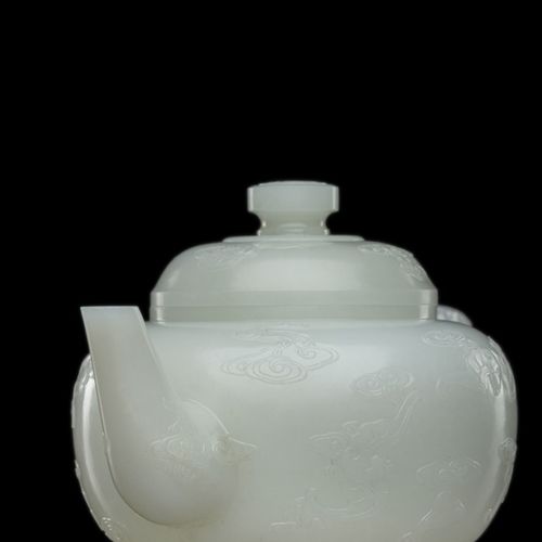 Null China, Qianlong periodL. 21,5 cmWorked in almost white stone, with compress&hellip;