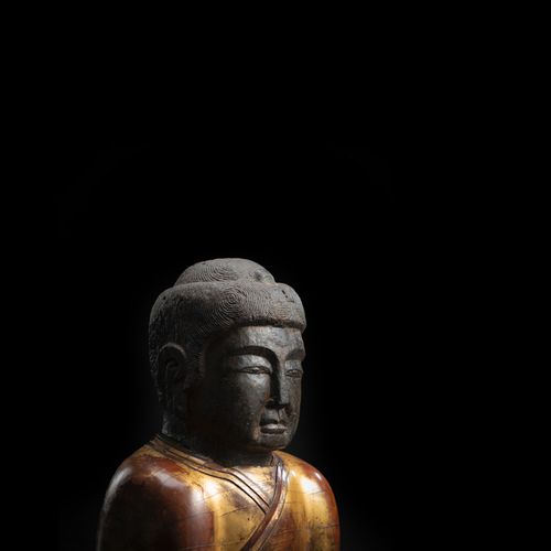 Null 韩国，头部为8/9世纪，支架为18世纪。高32/45厘米石制释迦牟尼头像的两部分，可能是8/9世纪的作品。精致的面部特征，弧形的眉毛下有一双下垂的眼睛&hellip;