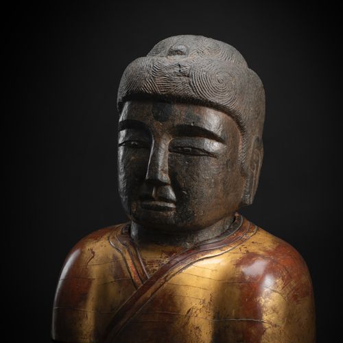 Null 韩国，头部为8/9世纪，支架为18世纪。高32/45厘米石制释迦牟尼头像的两部分，可能是8/9世纪的作品。精致的面部特征，弧形的眉毛下有一双下垂的眼睛&hellip;