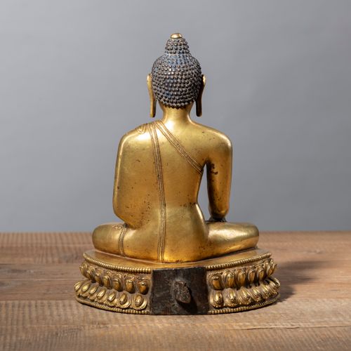 Null Bronze doré du Bouddha Shakyamuni sur un socle en lotus - Tibet - Anciennem&hellip;