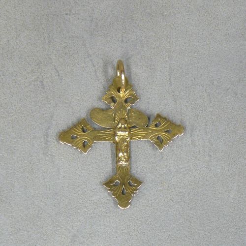Orfèvre M.C 一个古老的金质十字架格栅（马头），一边是基督的头顶上的字母INRI，另一边是处女。横向菱形的金匠标记M.C. 重量9克 带环5.5 x &hellip;