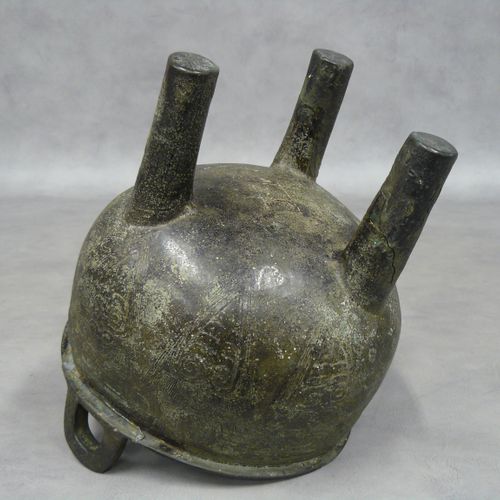 Cina: vaso rituale tripode in bronzo di forma ding, utilizzato per la cottura de&hellip;