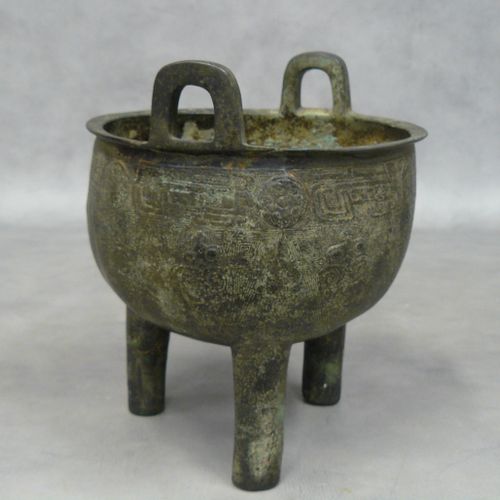 China: Dreibeinige rituelle Bronzevase in Ding Form, die zum Kochen von Speisen &hellip;