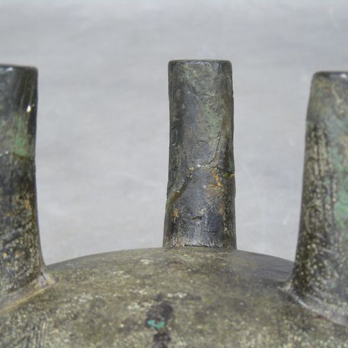 Cina: vaso rituale tripode in bronzo di forma ding, utilizzato per la cottura de&hellip;