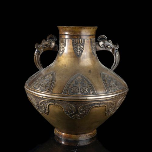 GRANDE VASO IN BRONZO 大型青铜花瓶 古代形式的大型青铜花瓶，带有变形手柄，中国，清朝，18世纪。
