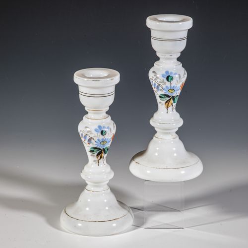 Leuchterpaar mit Blumenstrauß 一对带花束的烛台 德国或波西米亚，19世纪上半叶。 牛奶玻璃，彩色珐琅装饰和镀金。高21,5厘米