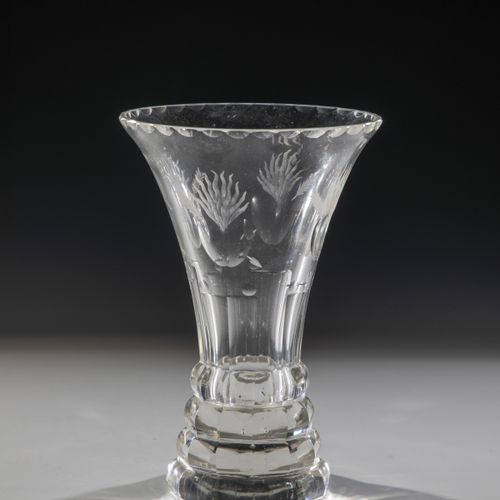 Sockelvase 基座花瓶 波西米亚，1920/25 无色，刻面玻璃，有深深的切割装饰：燃烧的心是爱情的寓意。四重重复的主题。高16,7厘米。