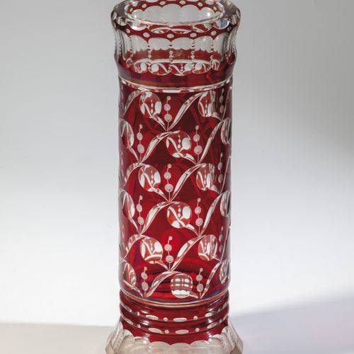 Vase 花瓶 Fachschule Haida, 1930年左右 无色玻璃，有切割、红色污渍和平面雕刻。圆形图案重复的几何装饰品。高27,5厘米。