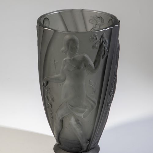 Vase Vase Hromadko, vers 1940 Verre gris, moulé par fusion. Décor en fort relief&hellip;