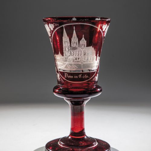 Pokal mit Ansicht von Köln 带有科隆波西米亚景色的高脚杯，E. 19世纪，无色，红色釉面玻璃。在圆顶上切割，部分吹制，刻有视图："科隆&hellip;
