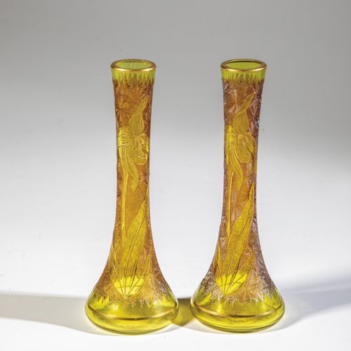 Paar Väschen mit Hain-Veilchen 树林紫罗兰花瓶一对 法国，约1900年 无色玻璃，浅绿色底色。蚀刻的装饰：带茎和叶子的小树林紫罗兰&hellip;