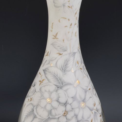 Große Vase Grand vase Bohême, 19e s. Verre dépoli, décor frontal de fleurs en ém&hellip;