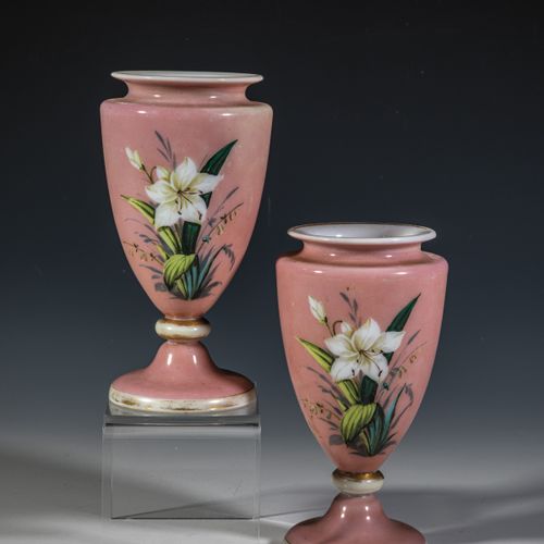 Paar Vasen mit Lilien 一对带百合花的花瓶 波西米亚，19世纪上半叶，粉红色的重叠牛奶玻璃正面，白色的百合花在五彩的珐琅里。镀金的边框有轻微&hellip;