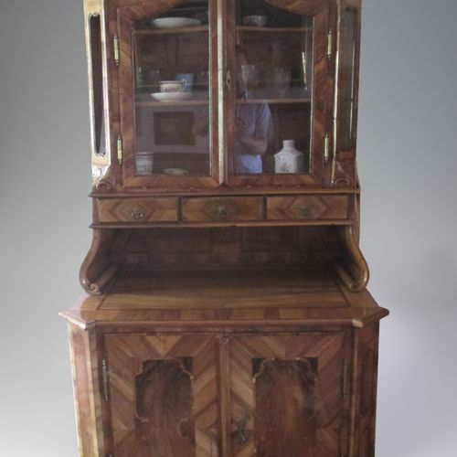 BUFFET 自助餐 南德，18世纪 双门半柜，顶部为展示柜。镶嵌在软木主体上的胡桃木饰面，支架，更新的配件。约200 x 103 x 58厘米。请注意，这套家&hellip;