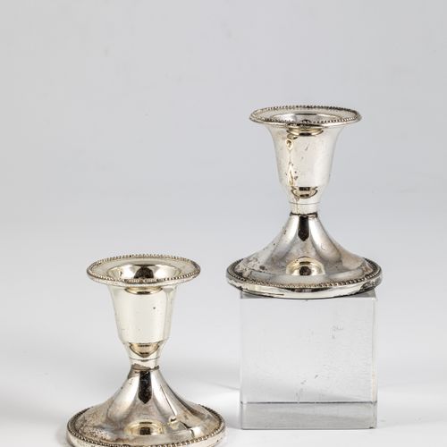 ZWEI KERZENHALTER Deux bougeoirs Wohl Allemagne, vers 1900 Argent. Avec une seul&hellip;