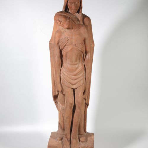 Pietà Pieta Allemand, 20e siècle Vierge debout tenant le corps de Jésus. Terre c&hellip;