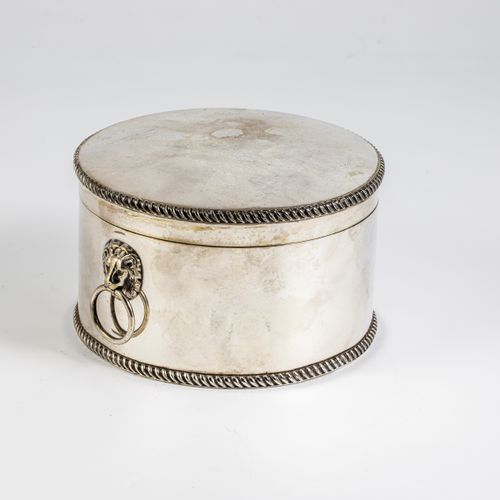 Deckeldose 带盖的盒子 英格兰，约1900年 镀银。圆形，光滑的器身，有两条楣带和两个狮子头形状的应用把手。铰链式盖子。底部刻有："E.P.N.S."&hellip;