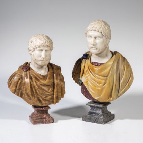 Zwei Porträtbüsten 两件半身像 19世纪的半身像放在基座上，可能描绘的是哈德良皇帝。由不同颜色的大理石石头制成。高30和25.5厘米。