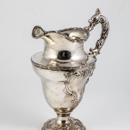 Große Kanne 大壶 西奥多-B-斯塔克，纽约，1890年 银色。花瓶形的瓶身，圆滚滚的底，上面有两个被花朵包围的刻痕。嘴部喷出。脚、身和口有装饰性的楣&hellip;