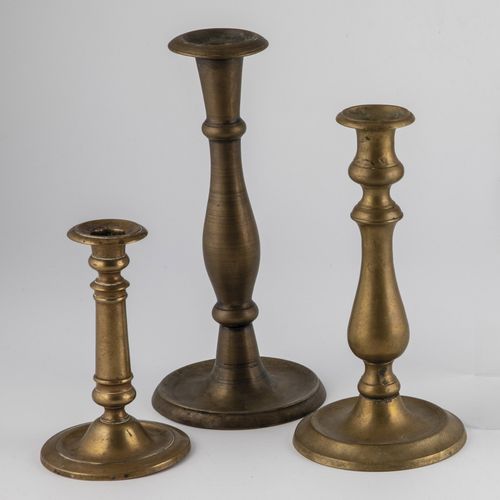 Drei Messingleuchter 三个黄铜烛台 特兰西瓦尼亚，19世纪，黄铜。圆形底座和有关节的栏杆轴。喇叭形的水口。高16-26厘米