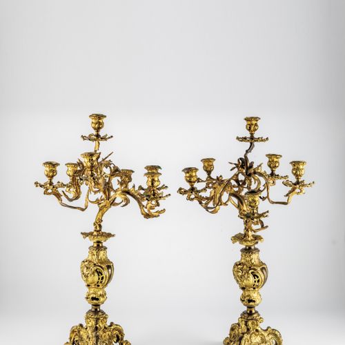 Paar Girandolen 一对腰带 德国，19世纪，金属镀金。有刺桐叶和罗盖尔装饰。代表，缺少一只手臂。高59厘米