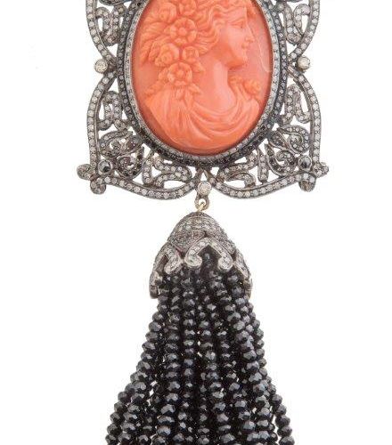 Gran colgante con camafeo de dama tallado en coral con marco de diamantes grises&hellip;