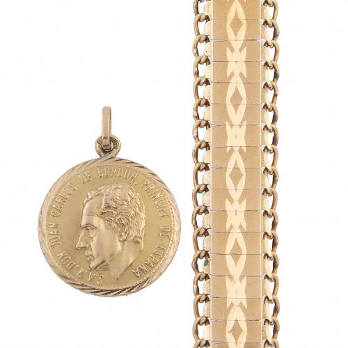 Pulsera con diseño de banda articulada con decoración grabada y moneda colgante &hellip;