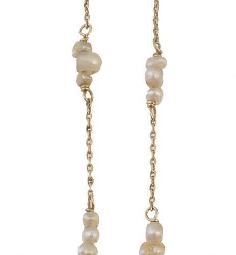 Delicada cadena de pp. S. XX con tríos de perlas finas de aljofar entre tramos d&hellip;
