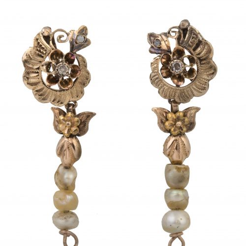 Pendientes largos S. XIX con flor superior y perlas colgantes In 18K yellow gold&hellip;