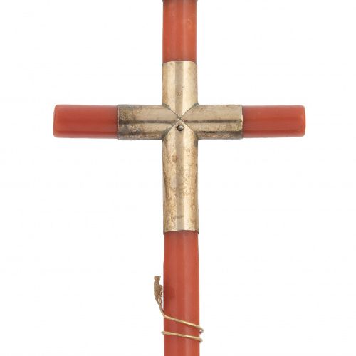 Cruz colgante S. XIX de coral con centro de brazos y montura de colgante en oro &hellip;