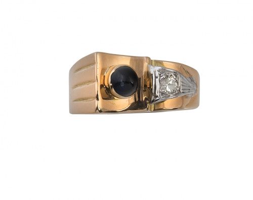 Sortija Chevaliére con zafiro cabuchón y brillante en diseño asimétrico En oro a&hellip;