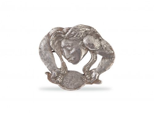 Broche de plata Art-Decó con dama equilibrista Medidas: 5.5 x 5 cm.
