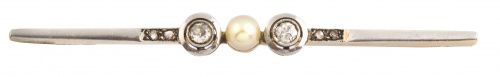 Broche barra art-Decó con perla fina central entre dos brillantes de talla antig&hellip;