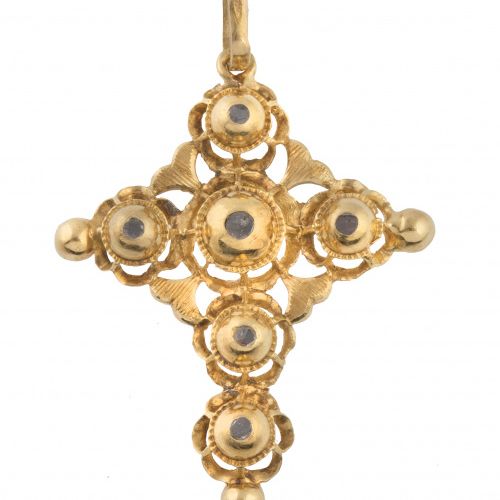 Cruz colgante S. XIX con diamantes entre motivos florales En oro amarillo de 18K&hellip;