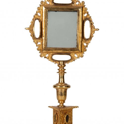 Custodia relicario de bronce dorado.España, S. XVII. Maße: 47 x 15 x 23 cm. Vier&hellip;